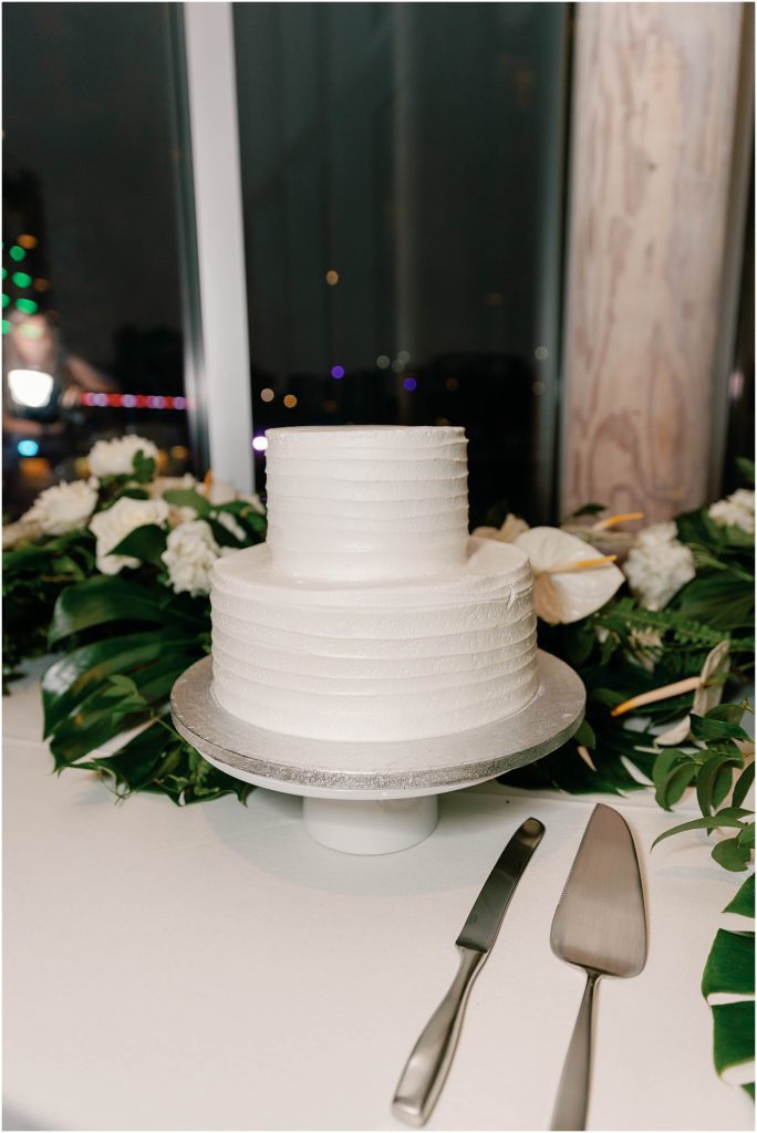 simple white wedding cake
